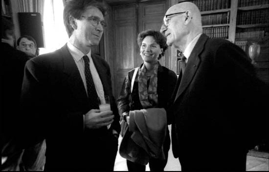 Jacques Krynen, lauréat du Prix Guizot du Conseil général du Calvados 1994, Anne Krynen et Bernard Guenée. Photo Adélaïde de Ménil.