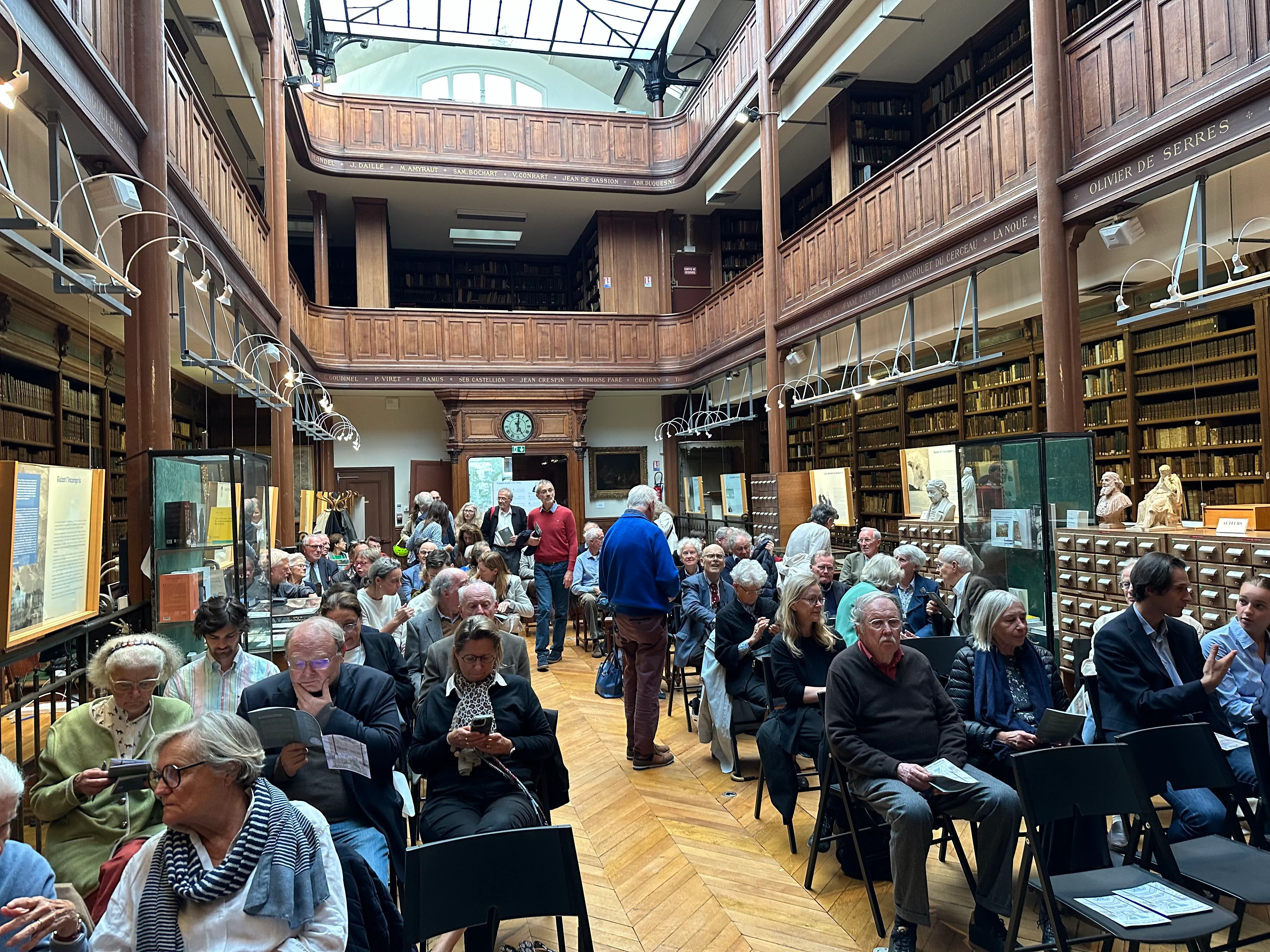 Photo de la salle SHPF, des chaises sont disposées dans la salle et dirigées vers la caméra.